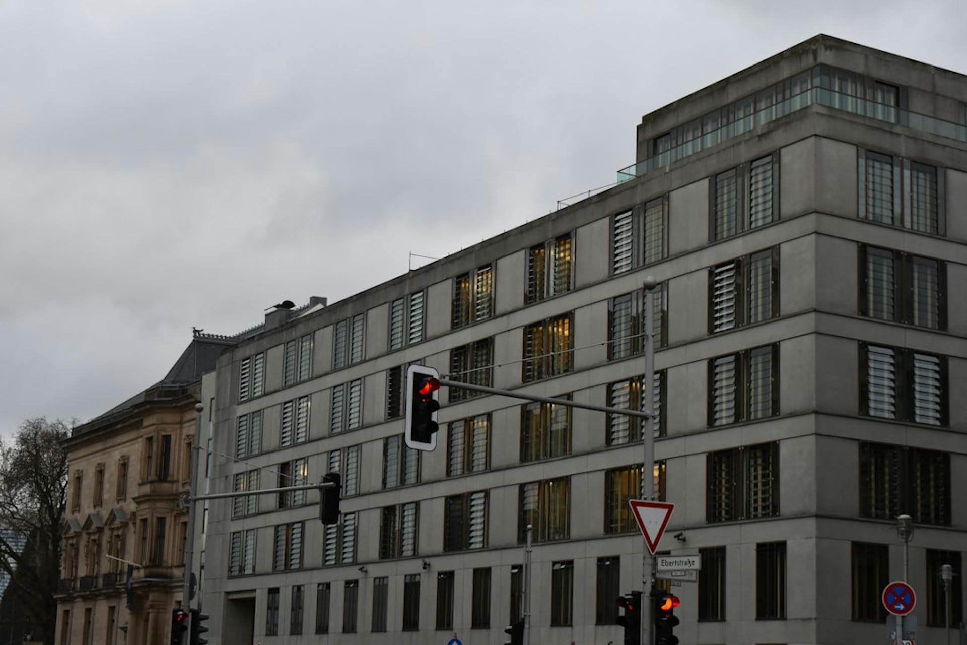 Erfahren Sie, wie Studenten in Berlin provisionsfreie Wohnungen finden können. (Photo by Ahmed Slimene on Unsplash)