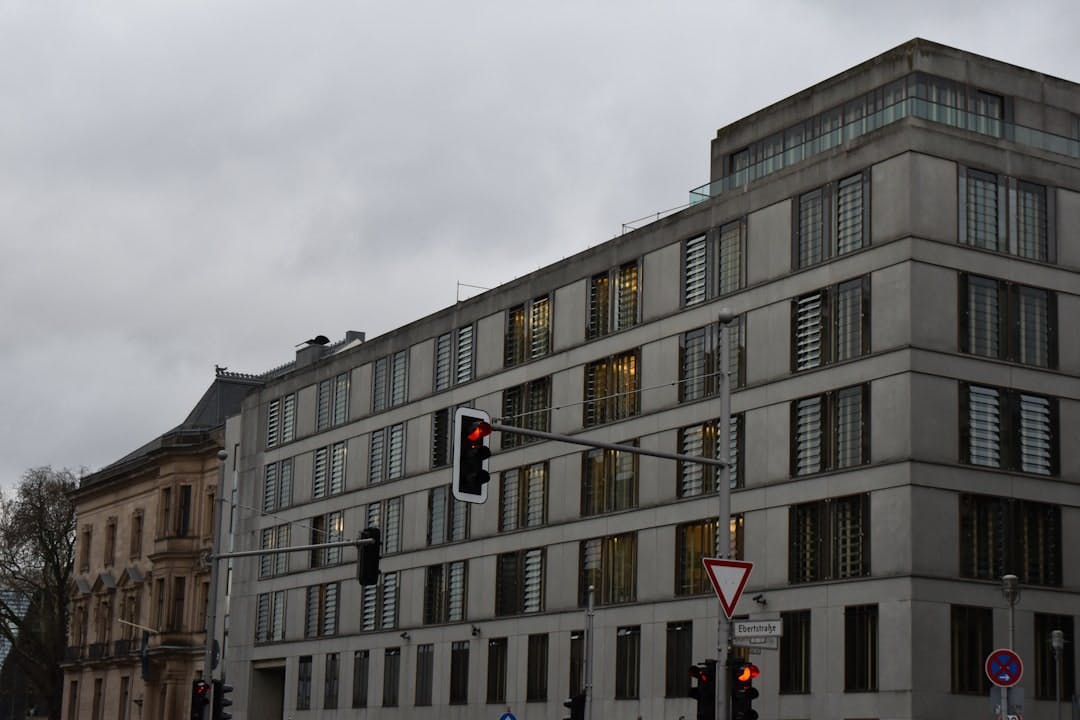Erfahren Sie, wie Studenten in Berlin provisionsfreie Wohnungen finden können. (Photo by Ahmed Slimene on Unsplash)