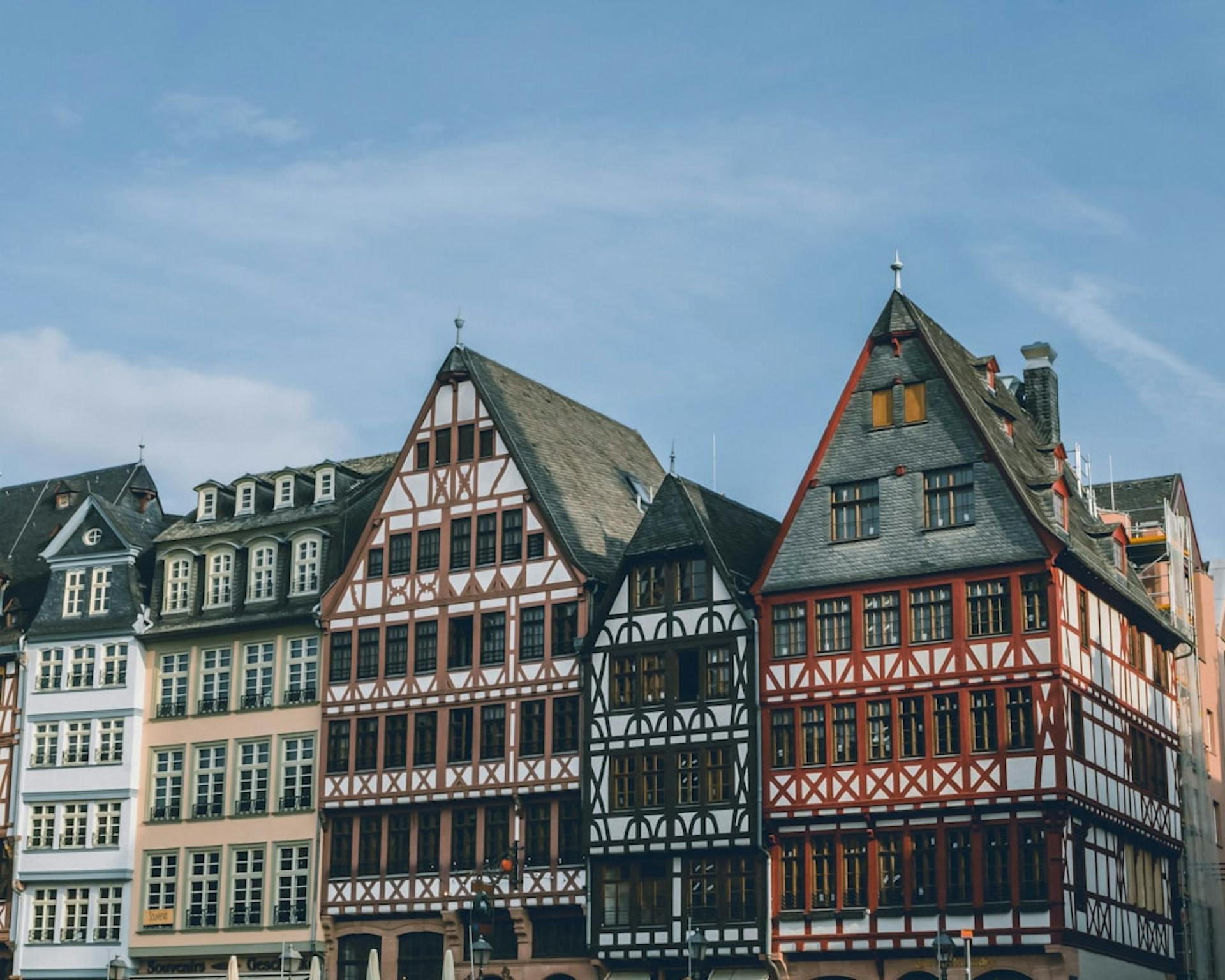 Discover the monthly expenses for students in Frankfurt. (Photo by Michelangelo Azzariti on Unsplash)