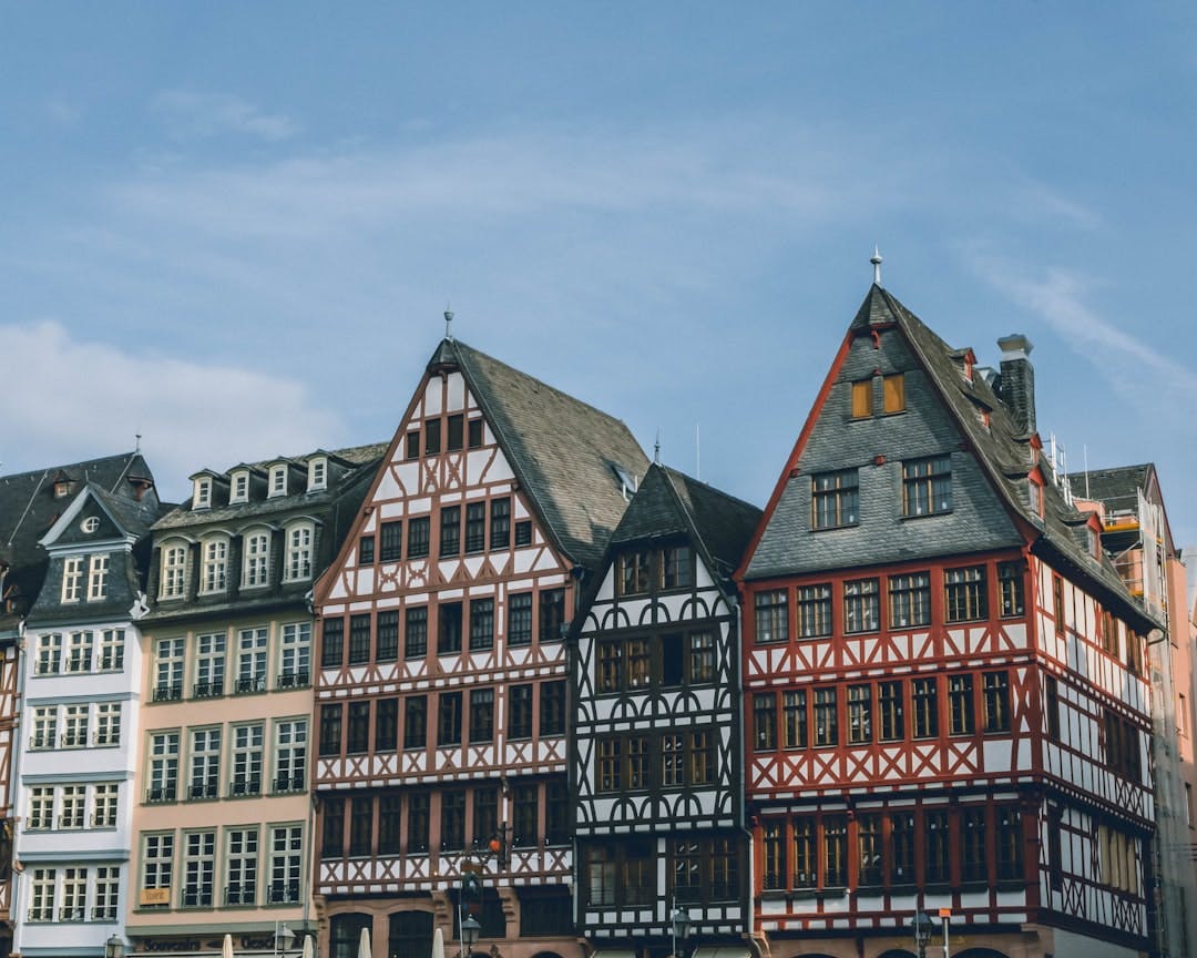 Discover the monthly expenses for students in Frankfurt. (Photo by Michelangelo Azzariti on Unsplash)