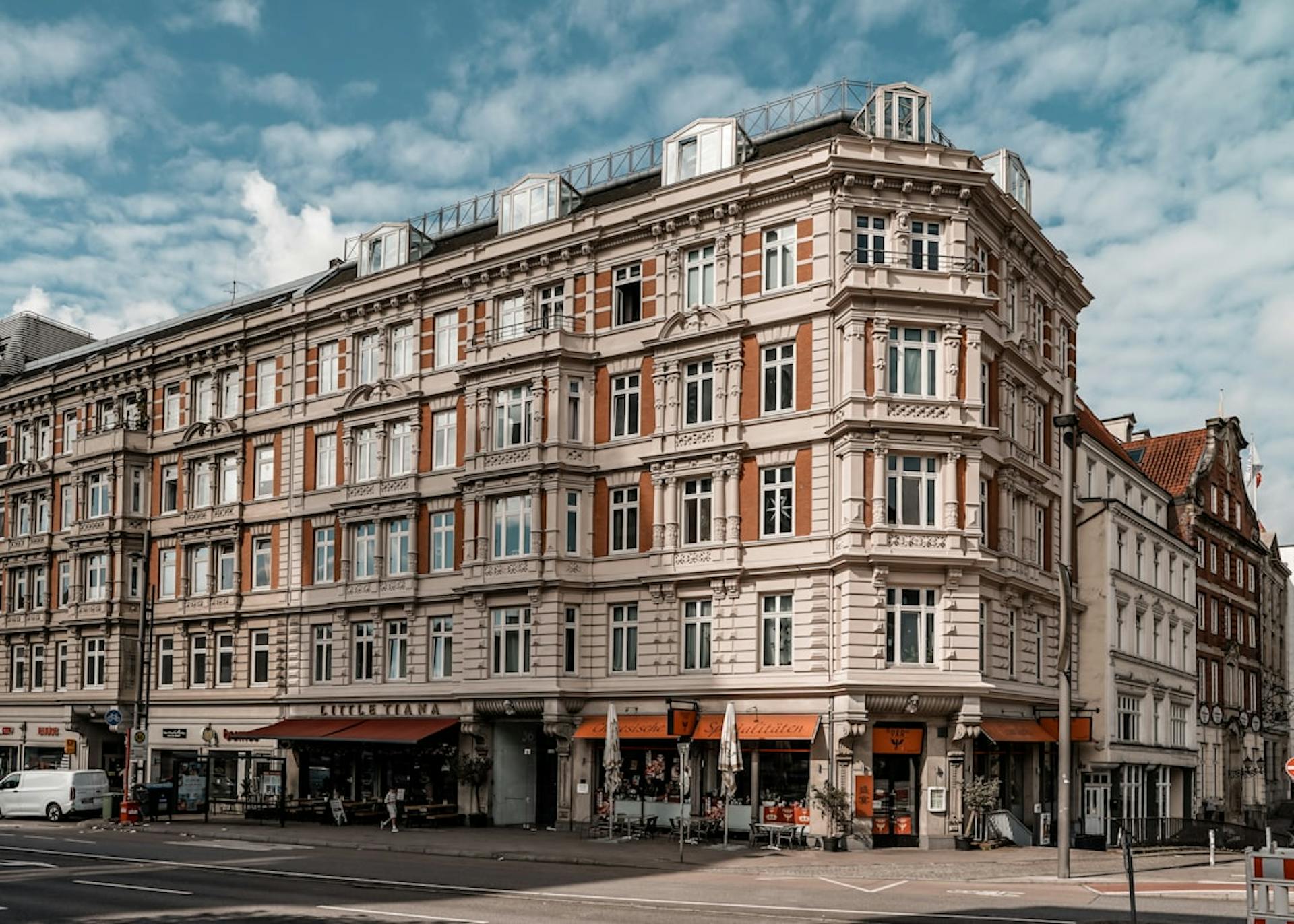 Historisches Eckgebäude mit Erkern und Ladengeschäften im Erdgeschoss.