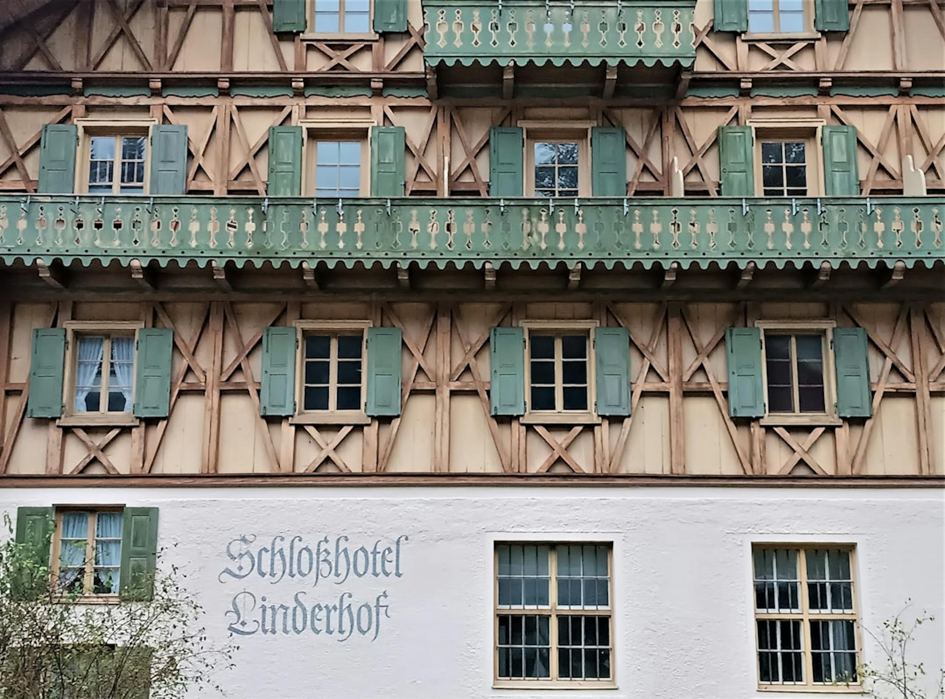 Erfahre mehr über Einkaufen, Lage und Alltag rund um Castello-Markthalle in… (Photo by Tomasz Anusiewicz on Unsplash)
