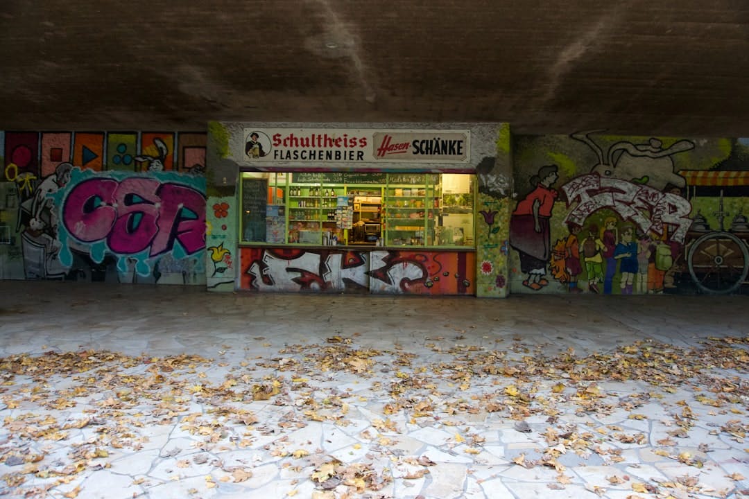Explore parks and outdoor life in Neukölln with Britzer Garten, Tempelhofer Feld… (Photo by Hasan Tayyar Besik on Unsplash)