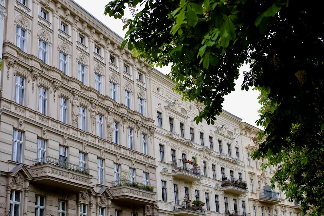 Mieten Sie eine Wohnung in Kreuzberg, Berlin: Bekannter Bezirk für Kreative und junge… (Photo by Louis Le Pessot on Unsplash)