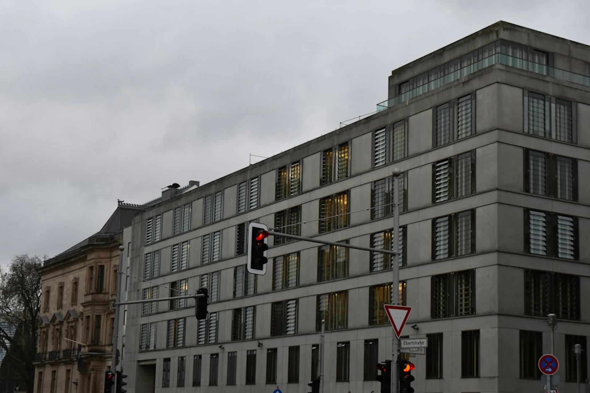Entdecke, wie sich das Leben in Mitte anfühlt – mit zentralen Straßen, Geschichte… (Photo by Ahmed Slimene on Unsplash)