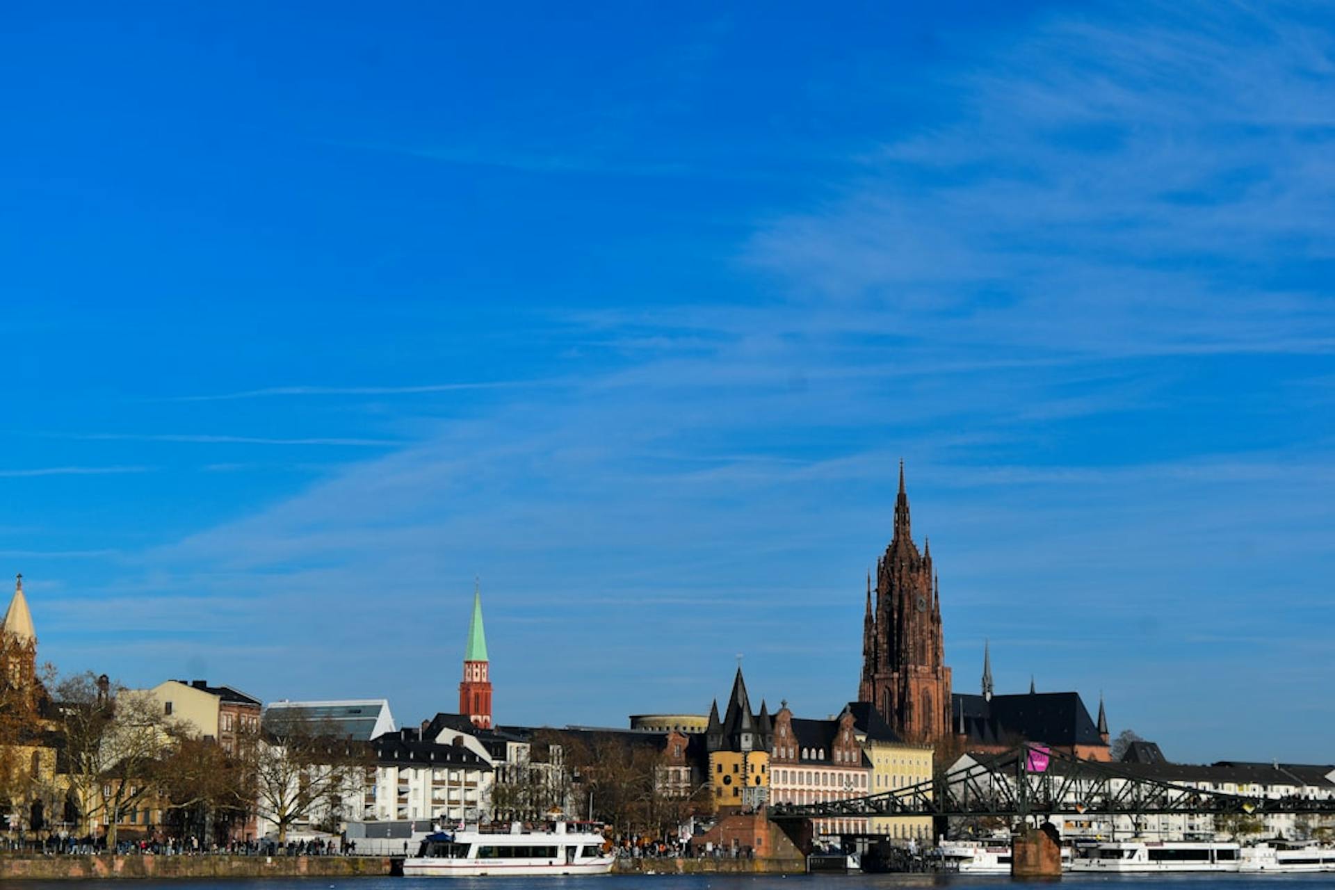 17.98 euros per square metre on average: what Frankfurt's official 2024 rent index… (Photo by Ahmed Slimene on Unsplash)