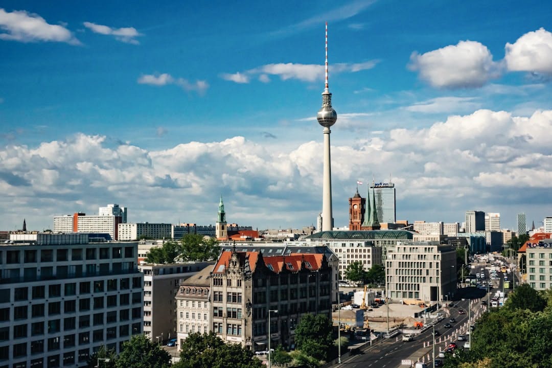 Entdecken Sie Berlins Top-Viertel wie Prenzlauer Berg für familienfreundliches Mieten. Erleichtern Sie Ihre Suche mit Waitly. (Photo by Gerald Schömbs on Unsplash)