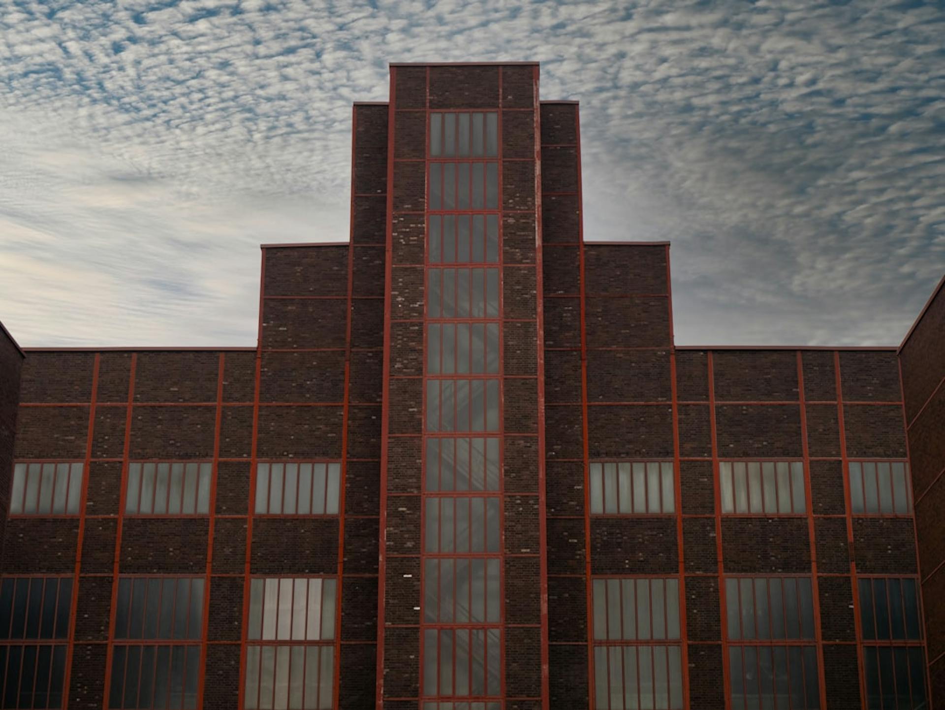 Finden Sie Ihr neues Zuhause in Stadtwald, Essen. Entdecken Sie diese familienfreundliche, grüne Wohngegend mit Waitly-Wartelisten und Angeboten. (Photo by Peter Heinsius on Unsplash)