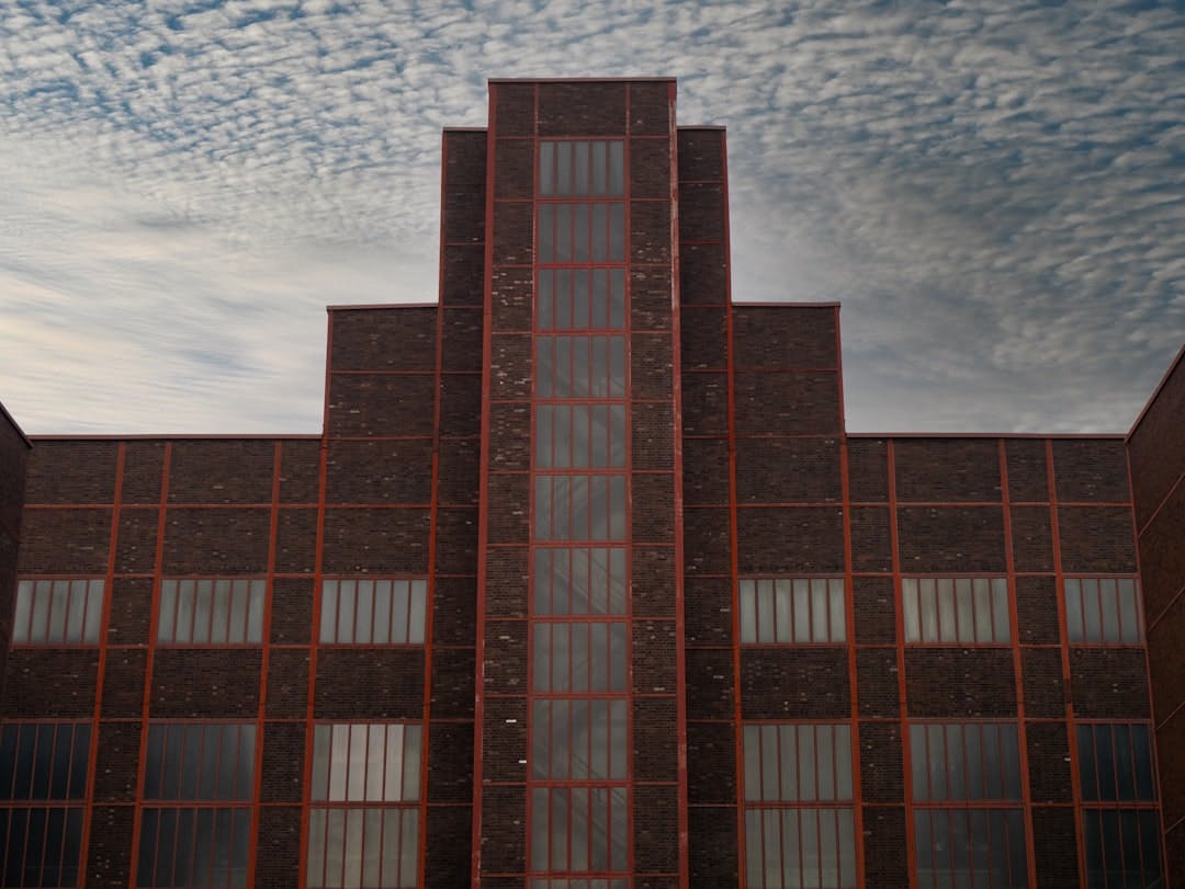 Finden Sie Ihr neues Zuhause in Stadtwald, Essen. Entdecken Sie diese familienfreundliche, grüne Wohngegend mit Waitly-Wartelisten und Angeboten. (Photo by Peter Heinsius on Unsplash)