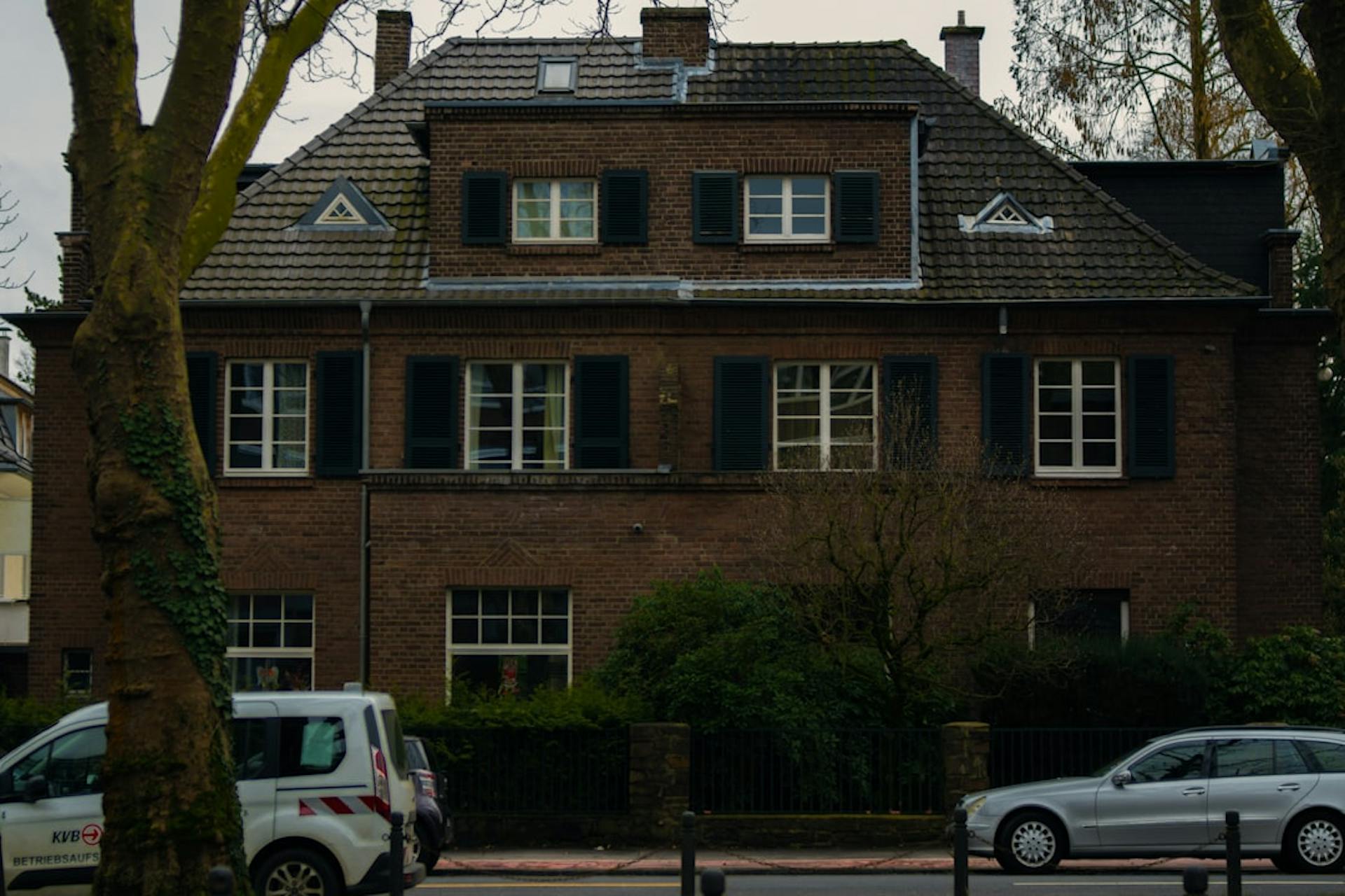 Entdecken Sie Wohnungen in Ehrenfeld, Cologne! Beliebtes Viertel mit kreativer Szene. (Photo by Ari Shojaei on Unsplash)
