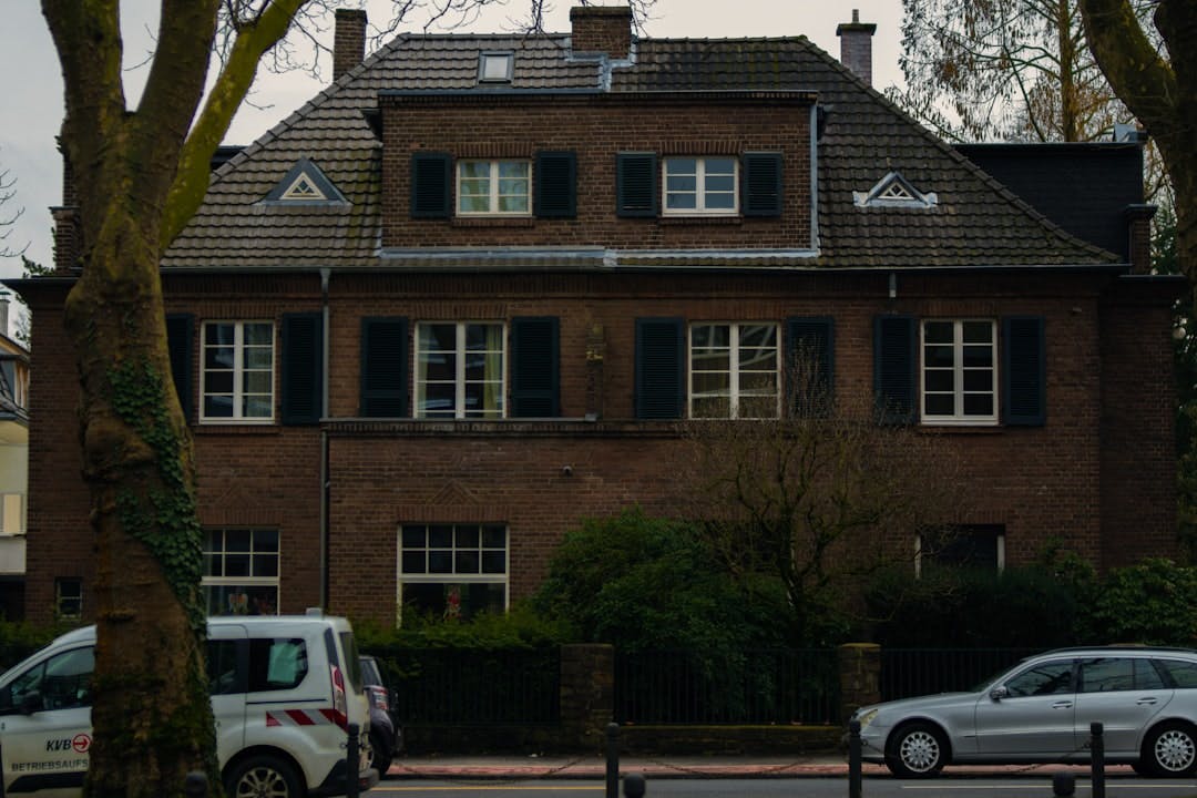 Entdecken Sie Wohnungen in Ehrenfeld, Cologne! Beliebtes Viertel mit kreativer Szene. (Photo by Ari Shojaei on Unsplash)