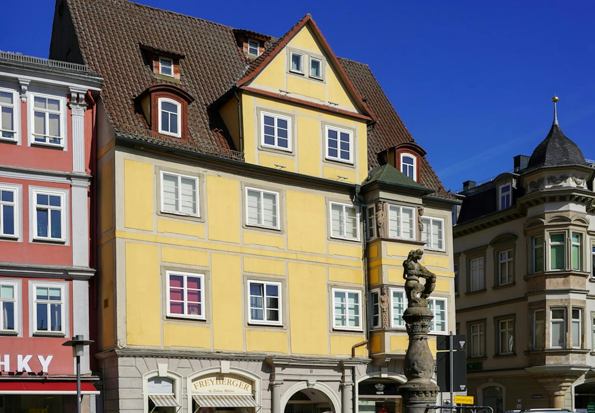 Altstadt-Lehel, Munich: Historisches Viertel mit Premium-Shopping und Top-Lage. Erfahren Sie mehr und melden Sie sich für Waitly-Wartelisten an. (Photo by Wolfgang Weiser on Unsplash)