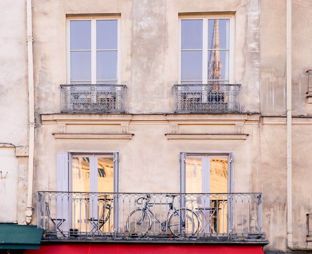 Erfahren Sie, wie Ausländer in Deutschland erfolgreich eine Wohnung finden. Nutzen Sie Online-Plattformen und verstehen Sie wichtige Begriffe. (Photo by dariana on Unsplash)