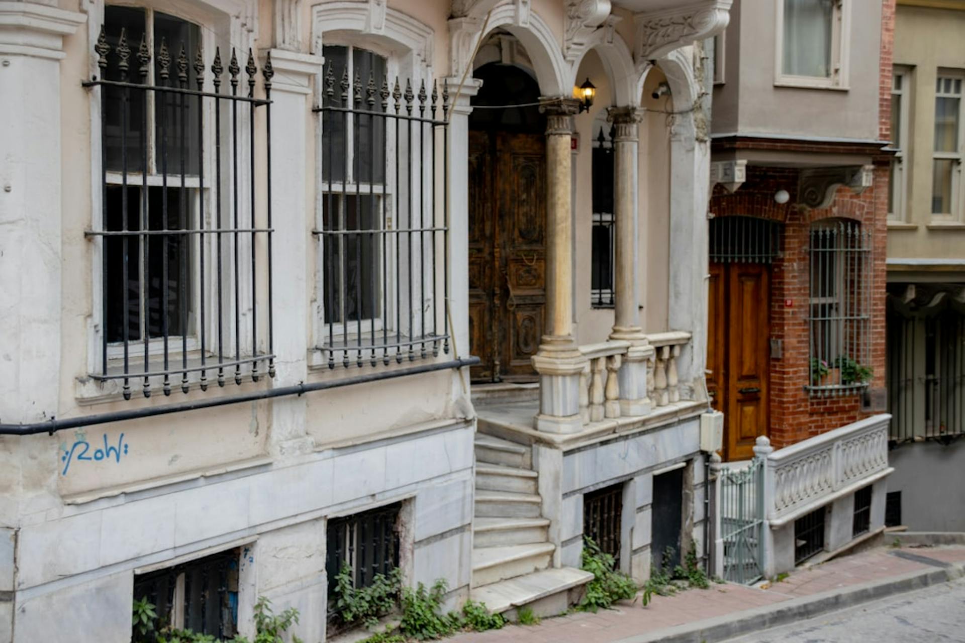 Learn to avoid common apartment search mistakes in Germany. (Photo by Georgii Eletskikh on Unsplash)