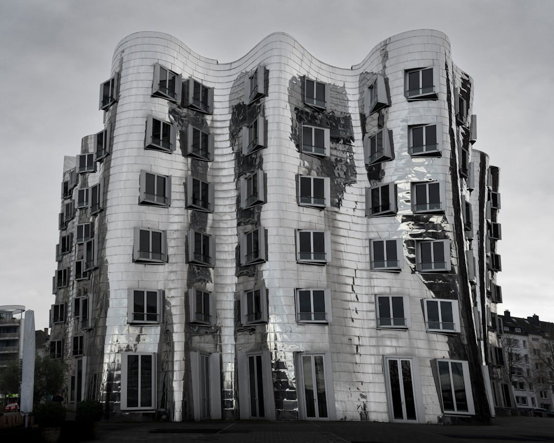 Searching in Pempelfort, Düsseldorf? Popular area with Gründerzeit charm. (Photo by Jonas Schöne on Unsplash)