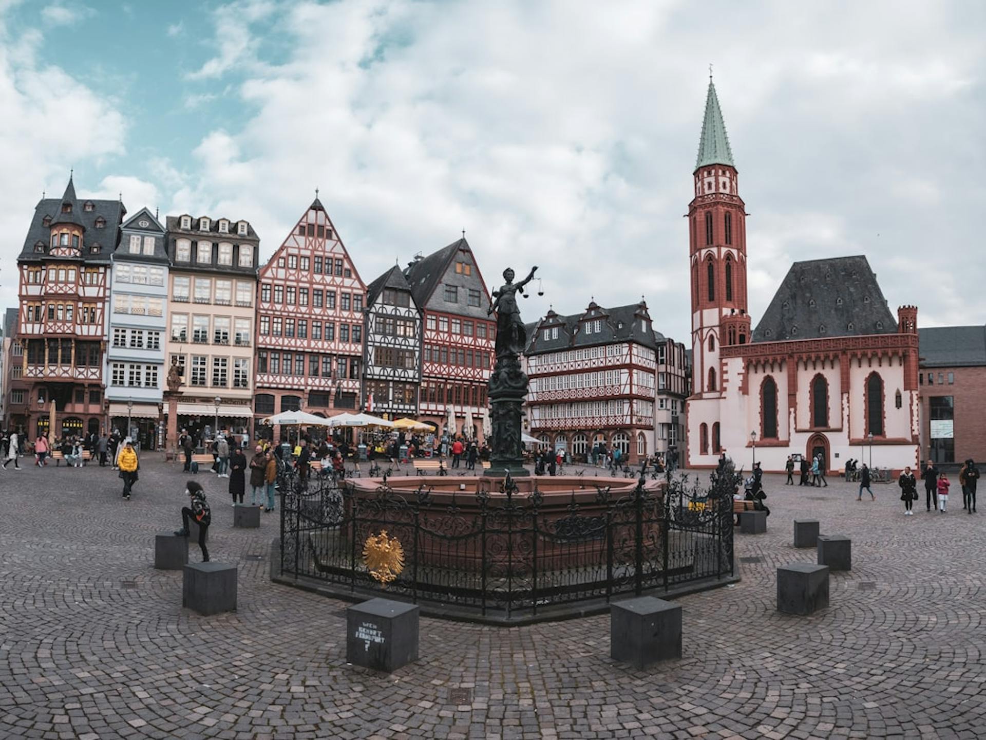 Finden Sie Ihr nächstes Zuhause in Sachsenhausen, Frankfurt am Main. Entdecken Sie den Charme der Altstadt und das pulsierende Nachtleben. Jetzt informieren! (Photo by Joshua Kettle on Unsplash)