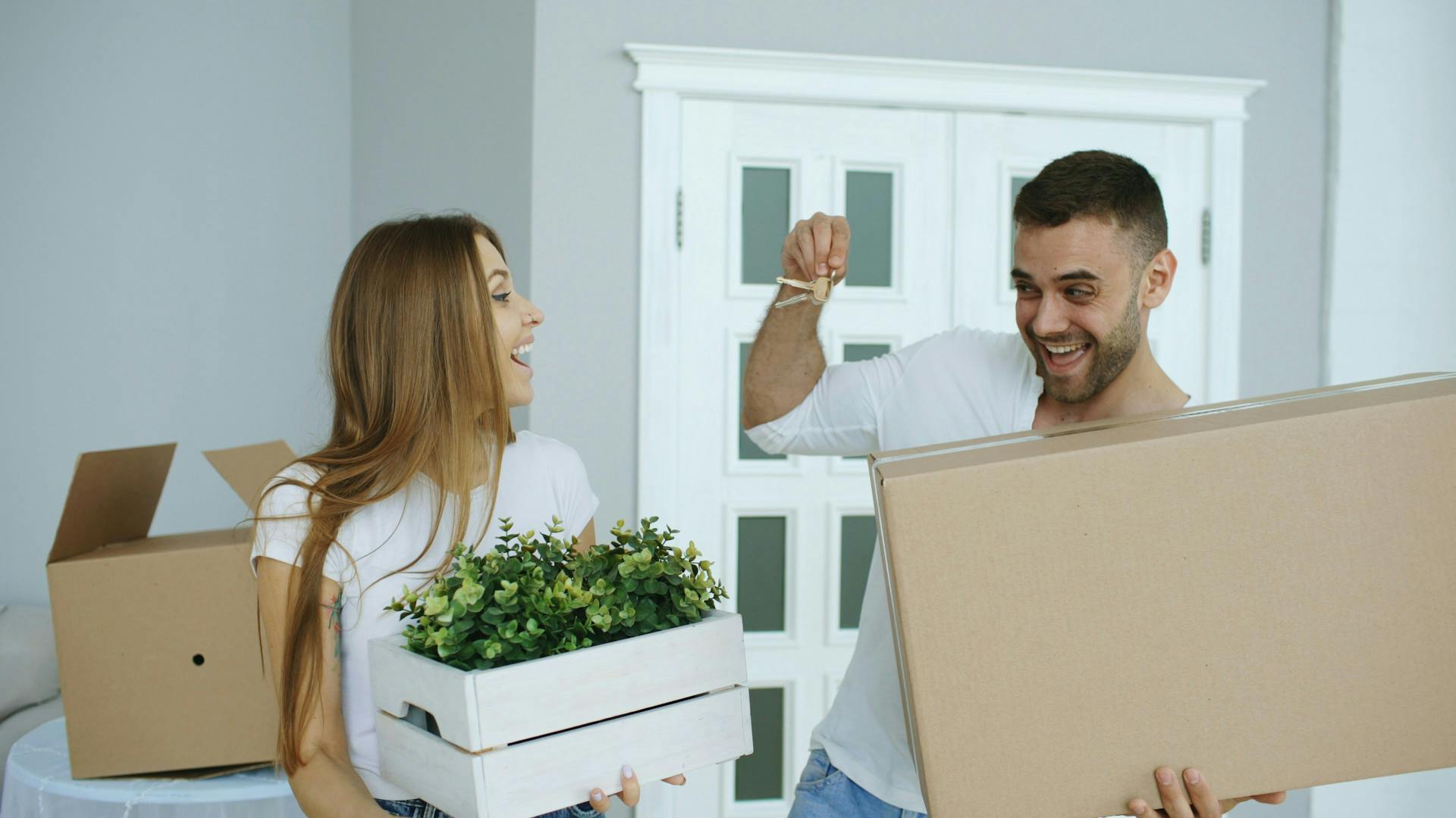 Junges Paar zieht glücklich in eine neue Wohnung ein (Photo by Vitaly Gariev on Unsplash)