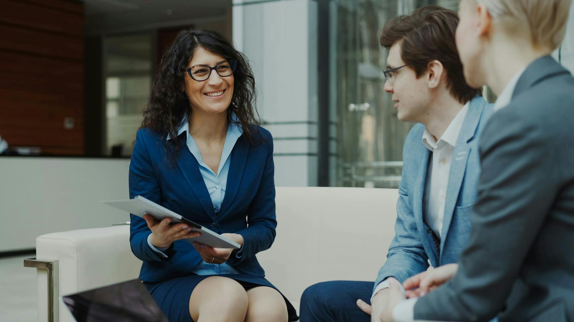 Geschäftsleute besprechen einen digitalen Workflow (Photo by Vitaly Gariev on Unsplash)