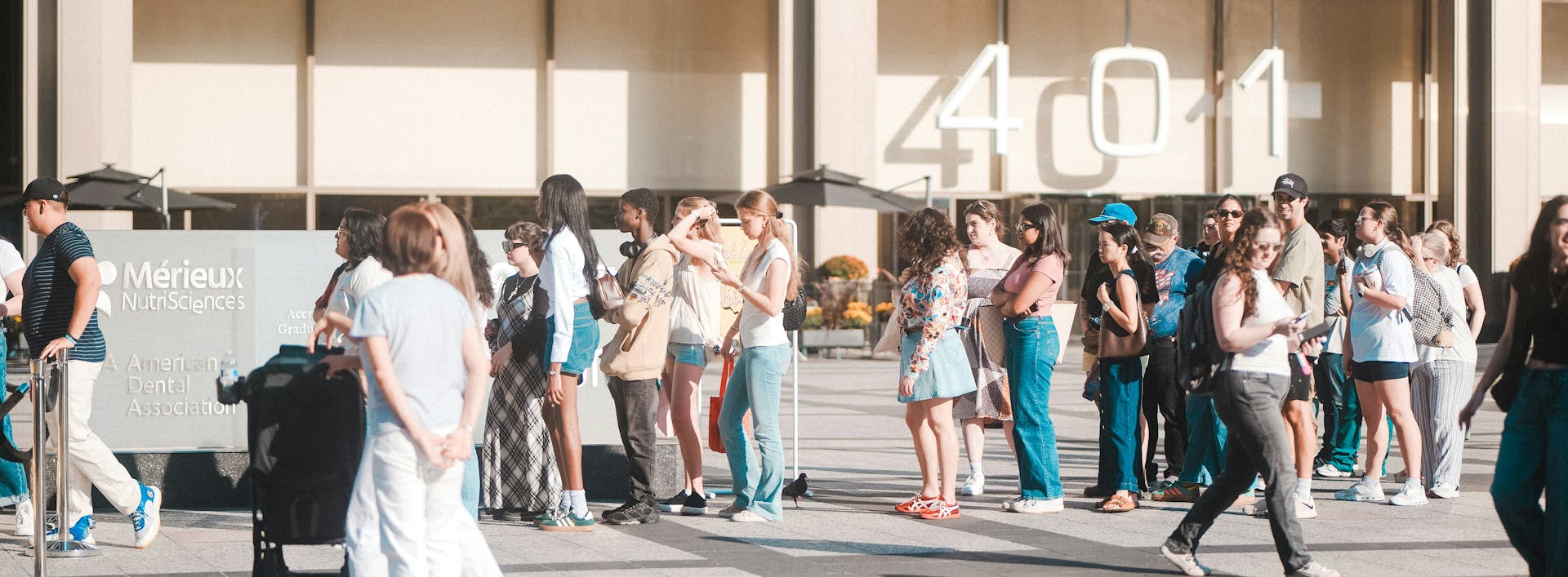 Gruppe wartet vor einem Gebäude (Photo by Jadon Johnson on Unsplash)