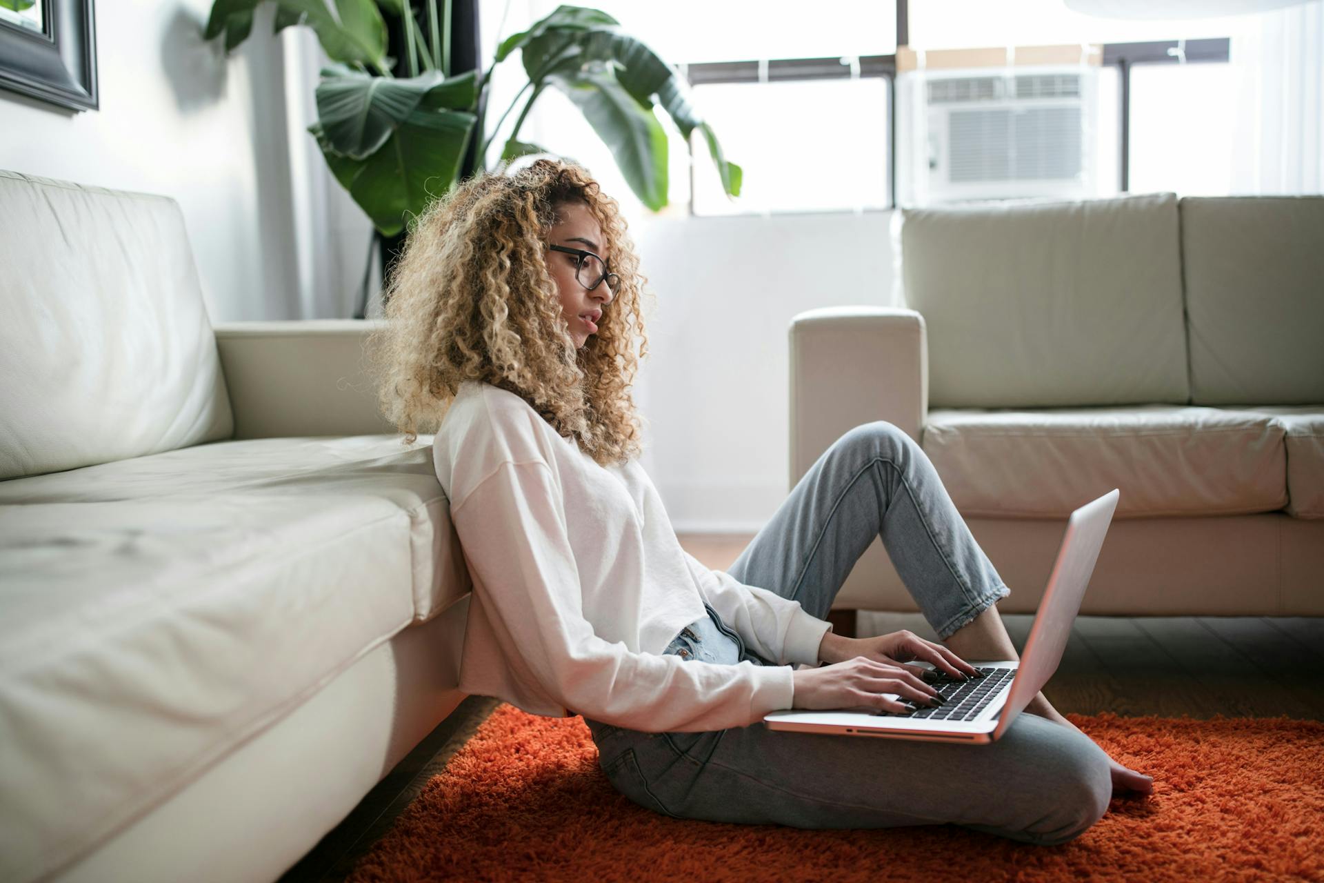 Person meldet sich online für eine Wohnung an (Photo by Thought Catalog on Unsplash)