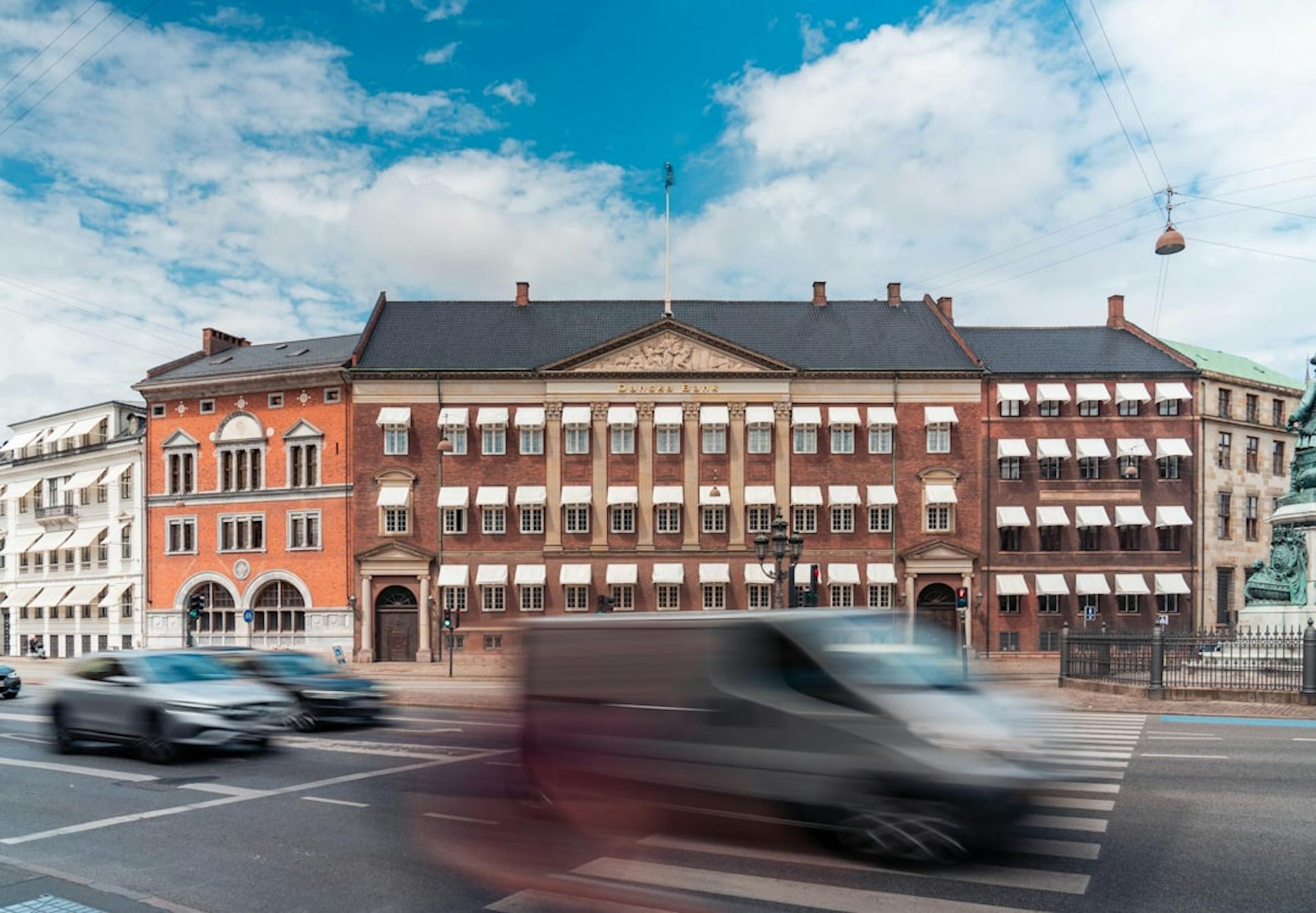 Leder du efter en lejebolig på Frederiksberg, hvor hund eller kat er tilladt? (Photo by Christian Werther on Unsplash)