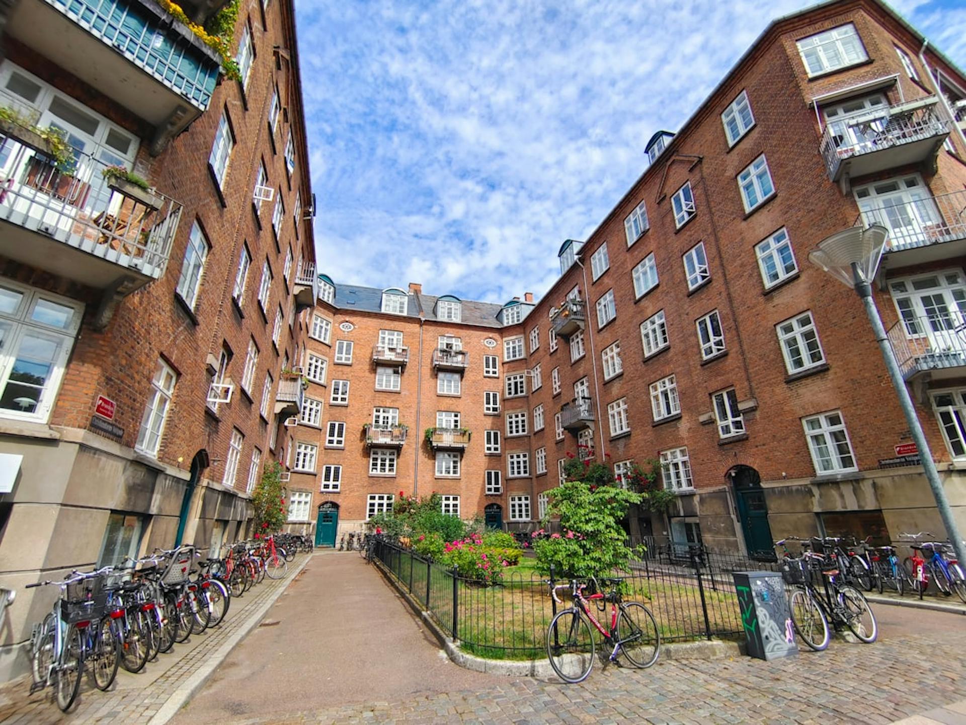 Drømmer du om en lejlighed med have på Frederiksberg? (Photo by Joshi Milestoner on Unsplash)