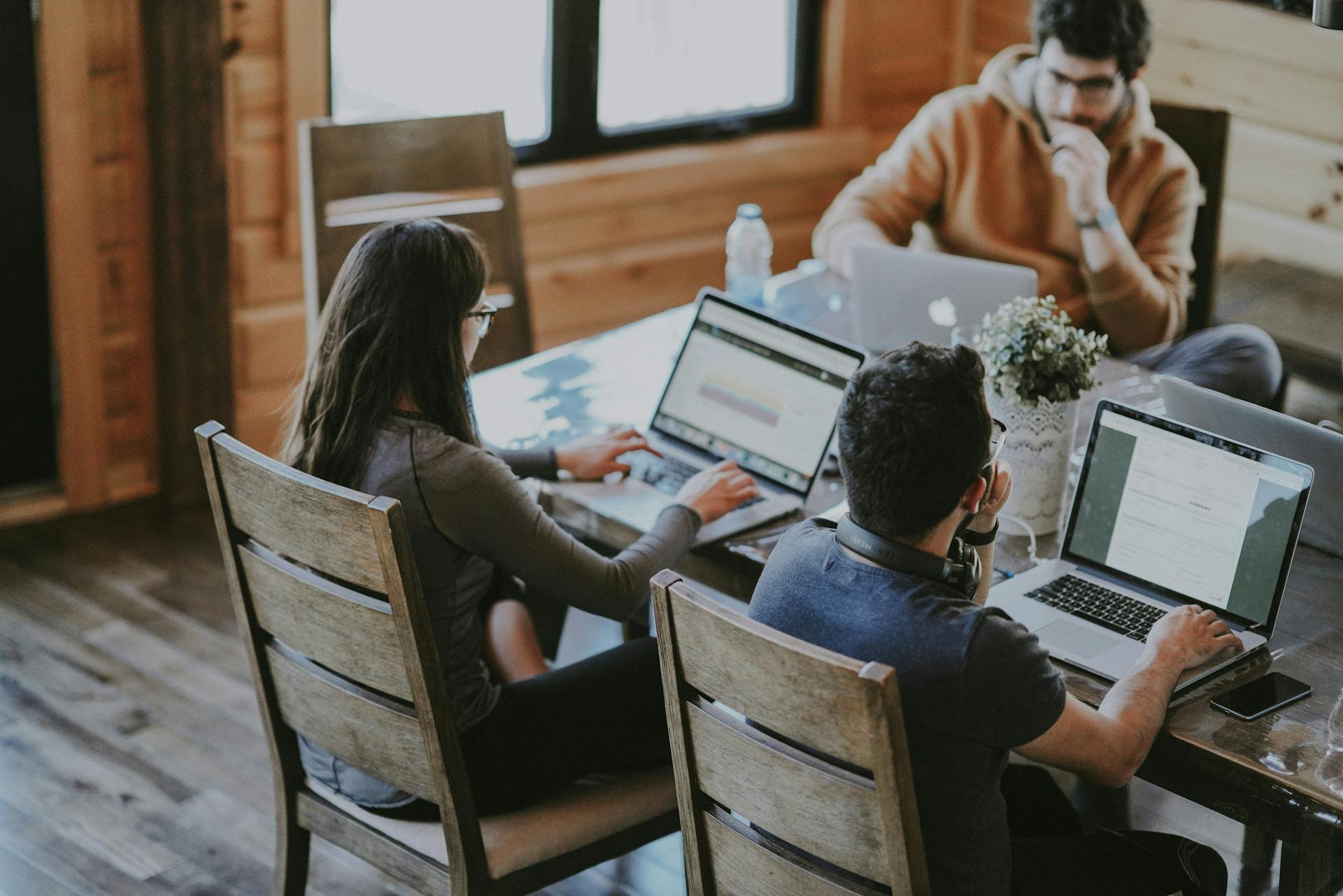 To personer gennemgår regnskab og dokumenter på en bærbar computer (Photo by Annie Spratt on Unsplash)
