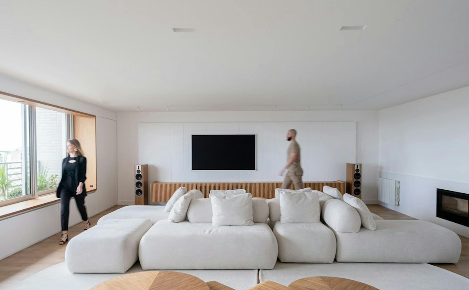 Moderne stue med stor modulsofa og fjernsyn
