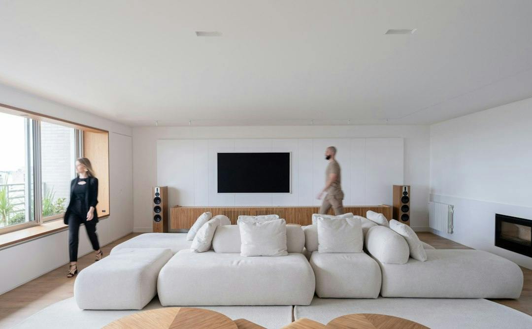 Moderne stue med stor modulsofa og fjernsyn