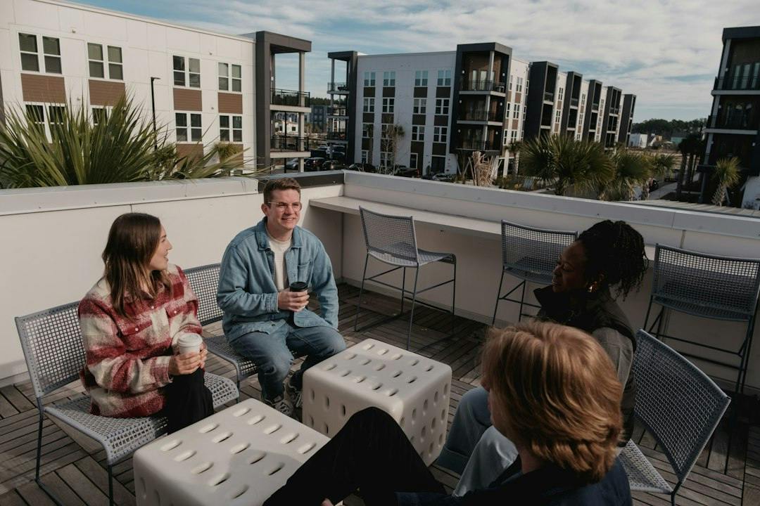 Gruppe af venner slapper af på en tagterrasse