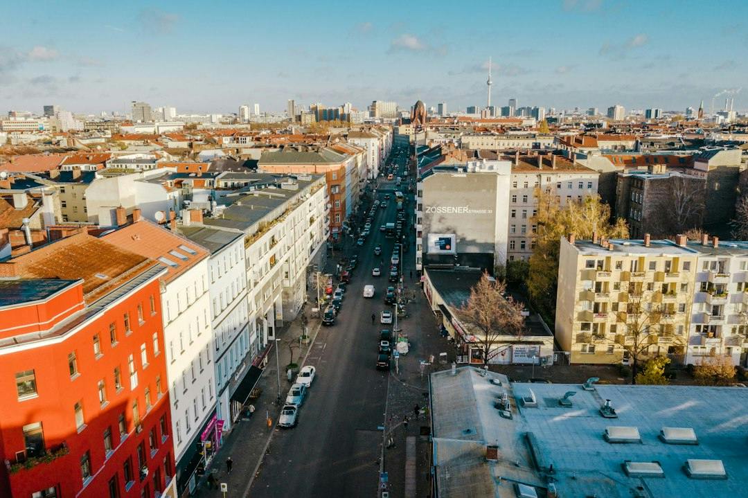 Luftaufnahme von Altbauten an der Zossener Straße im Bergmannkiez, Kreuzberg (Photo by Mario Heller on Unsplash)