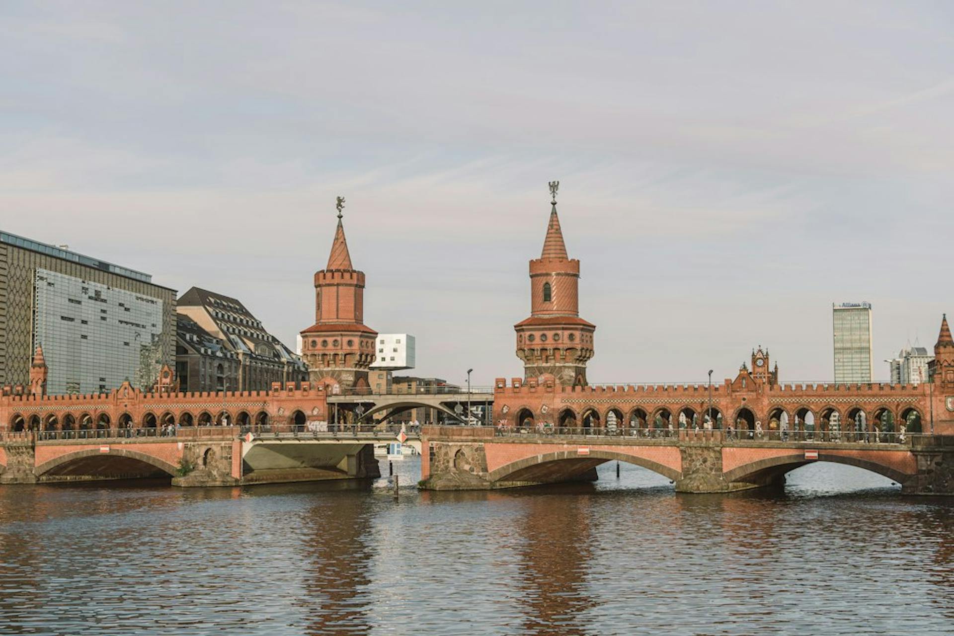 Die Oberbaumbrücke über der Spree verbindet Kreuzberg und Friedrichshain (Photo by Fionn Große on Unsplash)