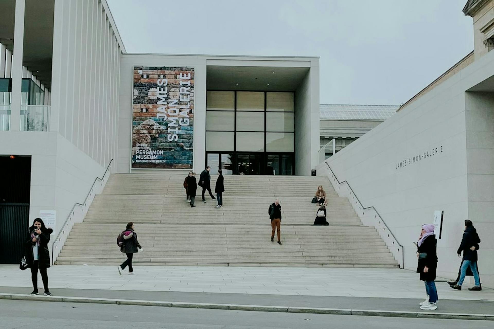 Menschen auf der Treppe der James-Simon-Galerie auf der Museumsinsel in Mitte (Photo by Zalfa Imani on Unsplash)