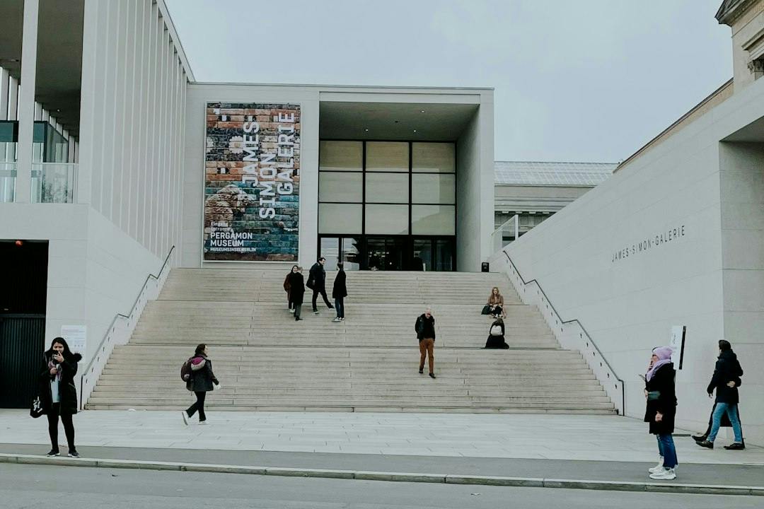 Menschen auf der Treppe der James-Simon-Galerie auf der Museumsinsel in Mitte (Photo by Zalfa Imani on Unsplash)
