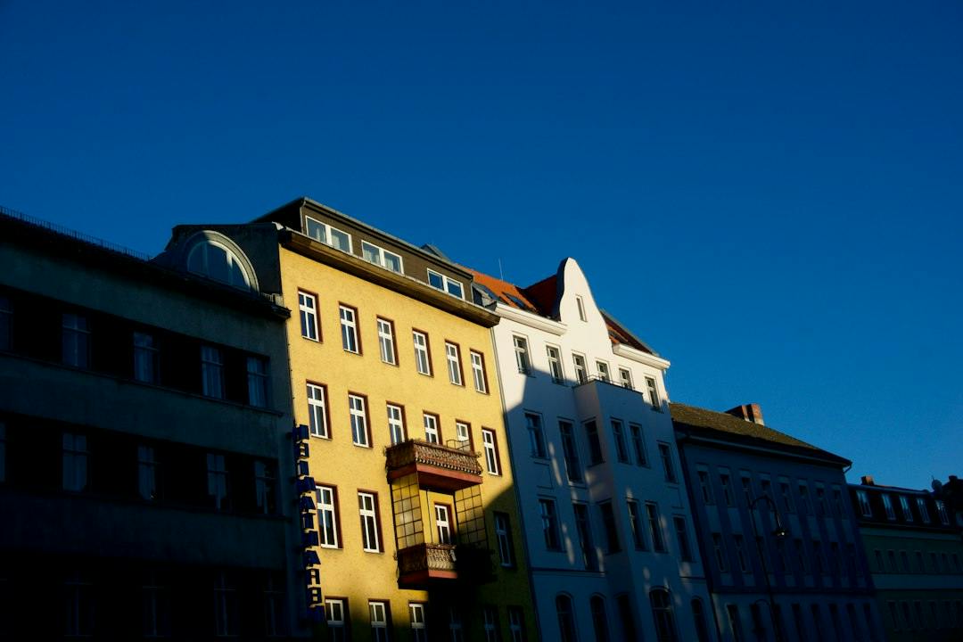 Abendsonne auf Altbauten neben der Neuköllner Oper in Neukölln (Photo by Hasan Tayyar Besik on Unsplash)