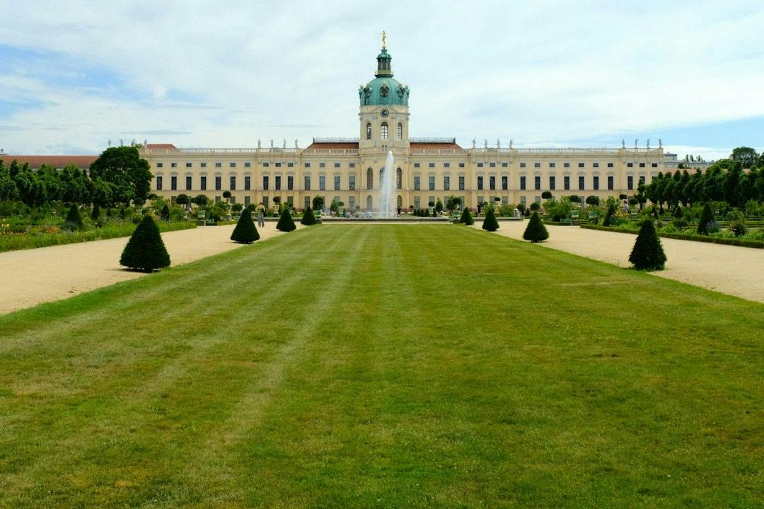 Schloss Charlottenburg mit Schlossgarten in Berlin-Charlottenburg (Photo by Dan Braga on Unsplash)