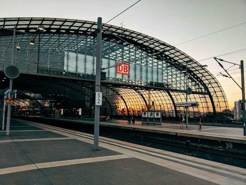 Glasdach des Berliner Hauptbahnhofs bei Sonnenuntergang, vom Bahnsteig aus (Photo by Markus Winkler on Unsplash)