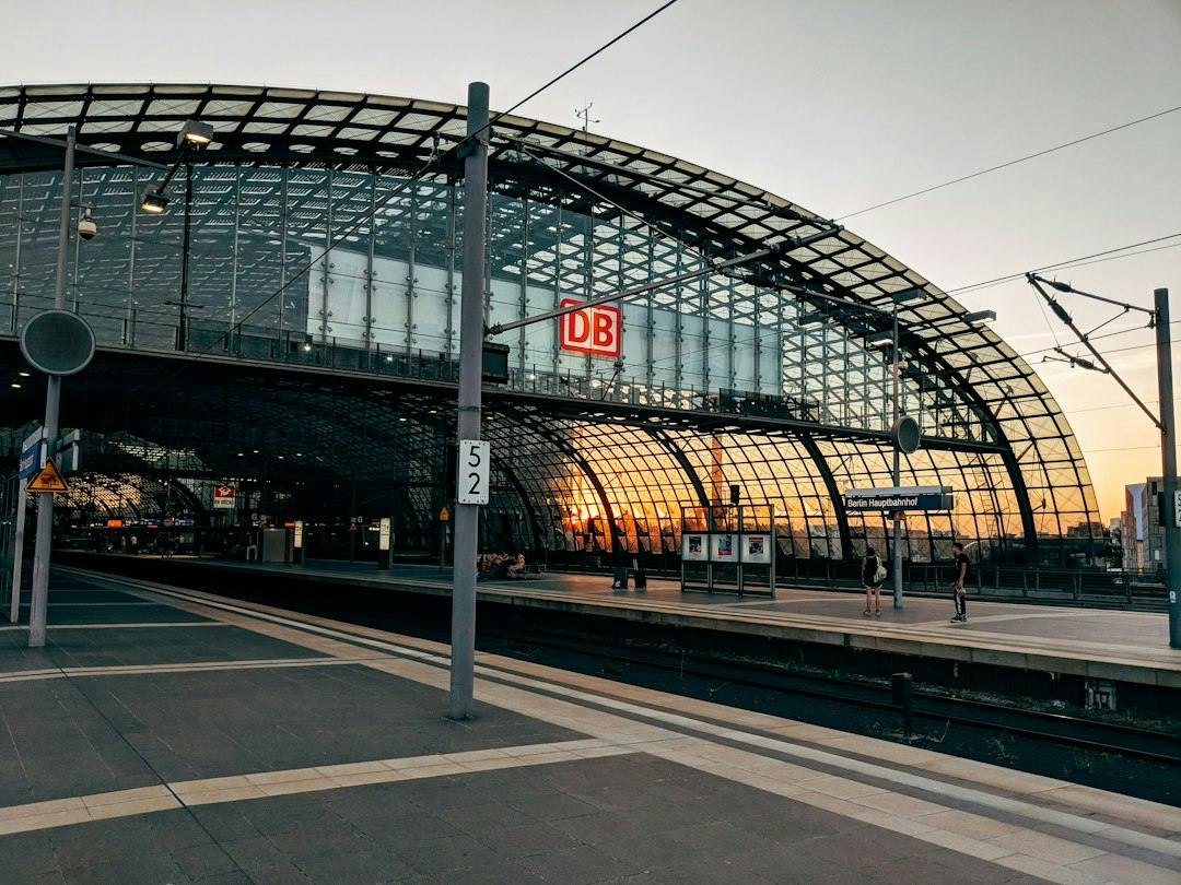Glasdach des Berliner Hauptbahnhofs bei Sonnenuntergang, vom Bahnsteig aus (Photo by Markus Winkler on Unsplash)