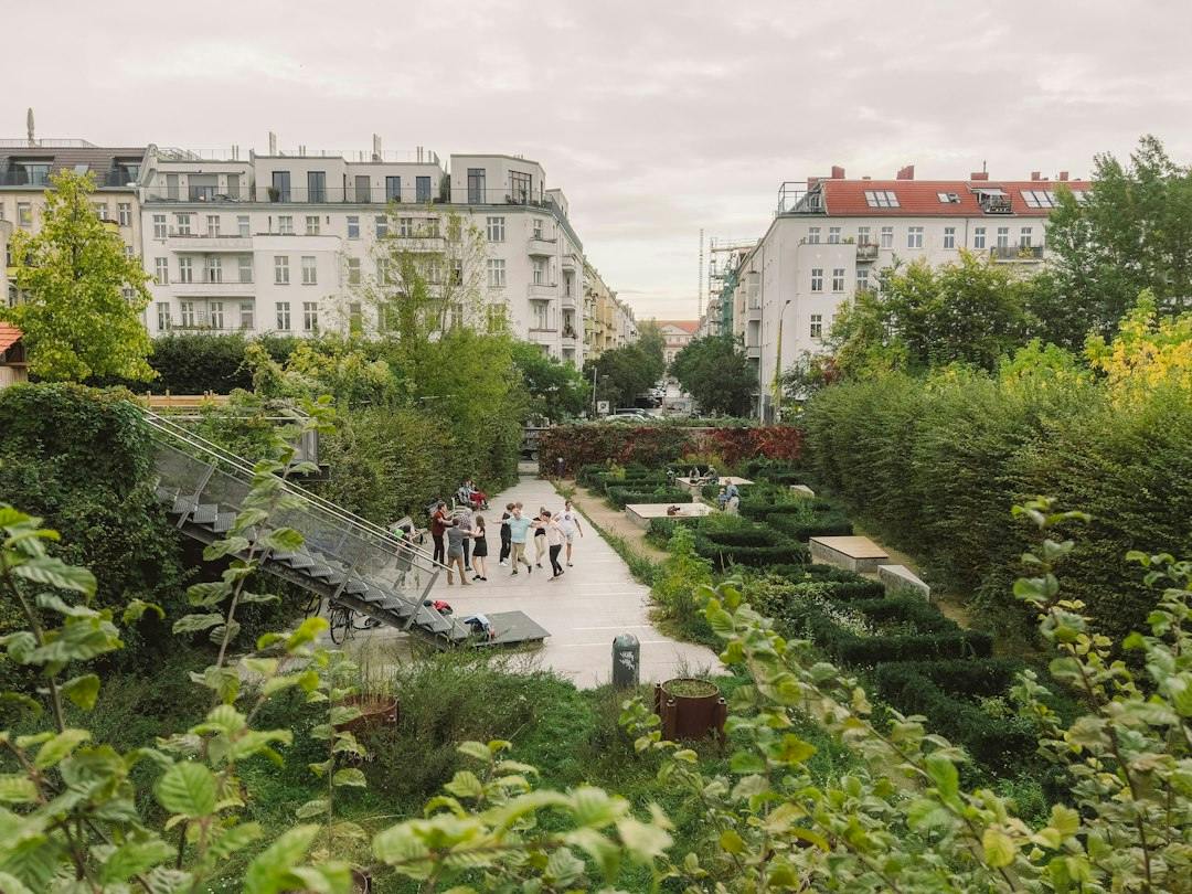 Menschen tanzen in einem Berliner Park, umgeben von Altbauten (Photo by Fionn Große on Unsplash)