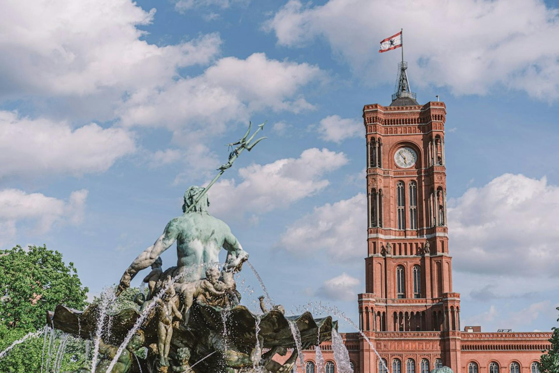 Das Rote Rathaus in Berlin hinter dem Neptunbrunnen (Photo by Fionn Große on Unsplash)
