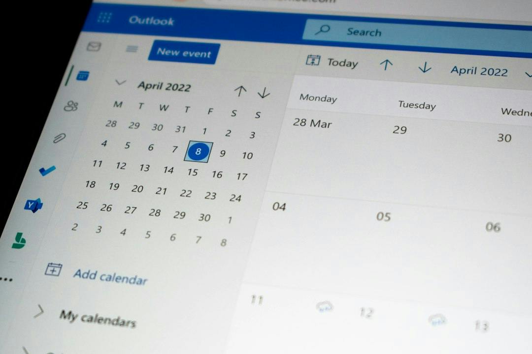 Laptop-Bildschirm mit einer Kalender-App zur Terminbuchung (Photo by Ed Hardie on Unsplash)