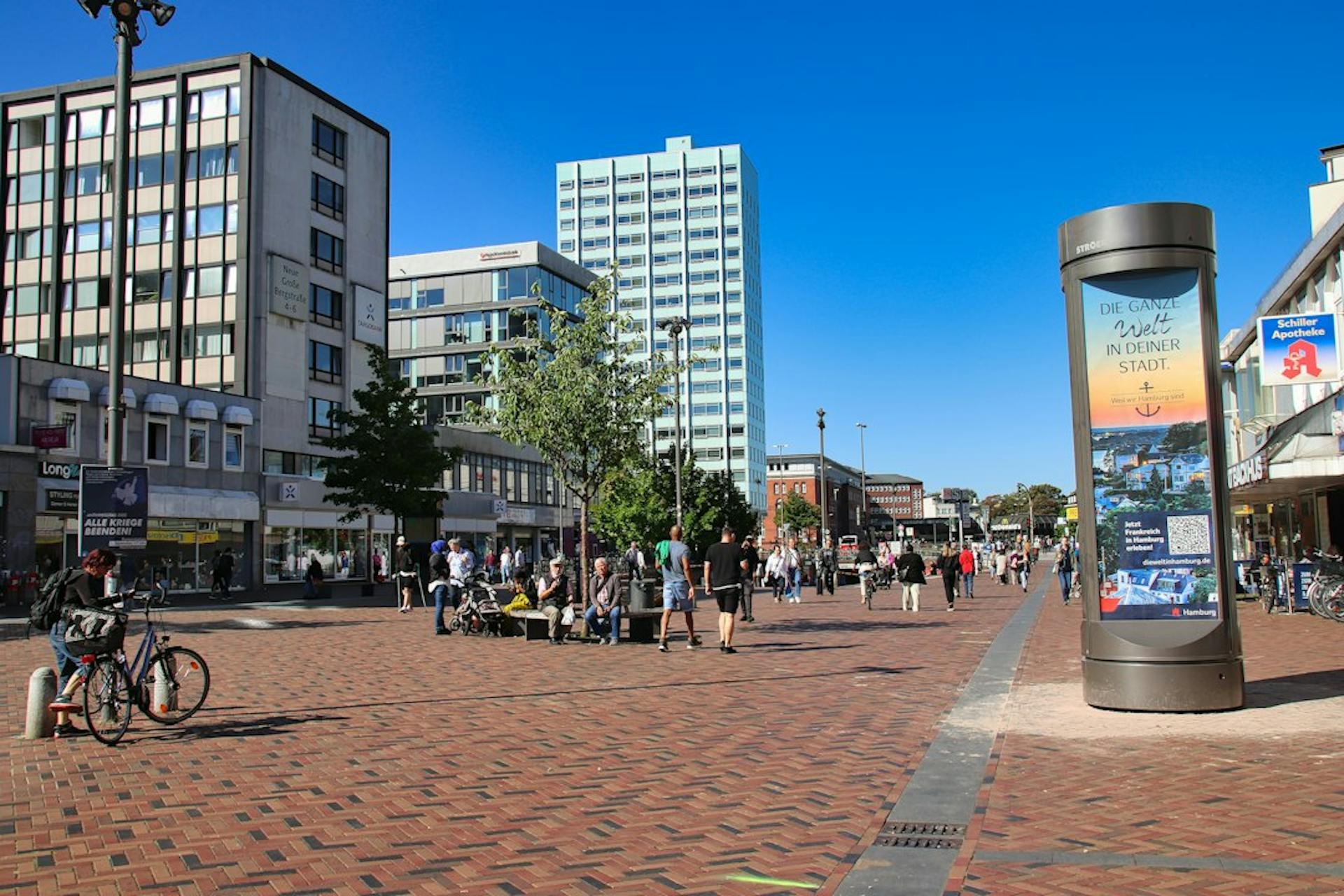 People on a pedestrian square in Hamburg-Altona on a sunny day (Photo by Alain ROUILLER on Unsplash)