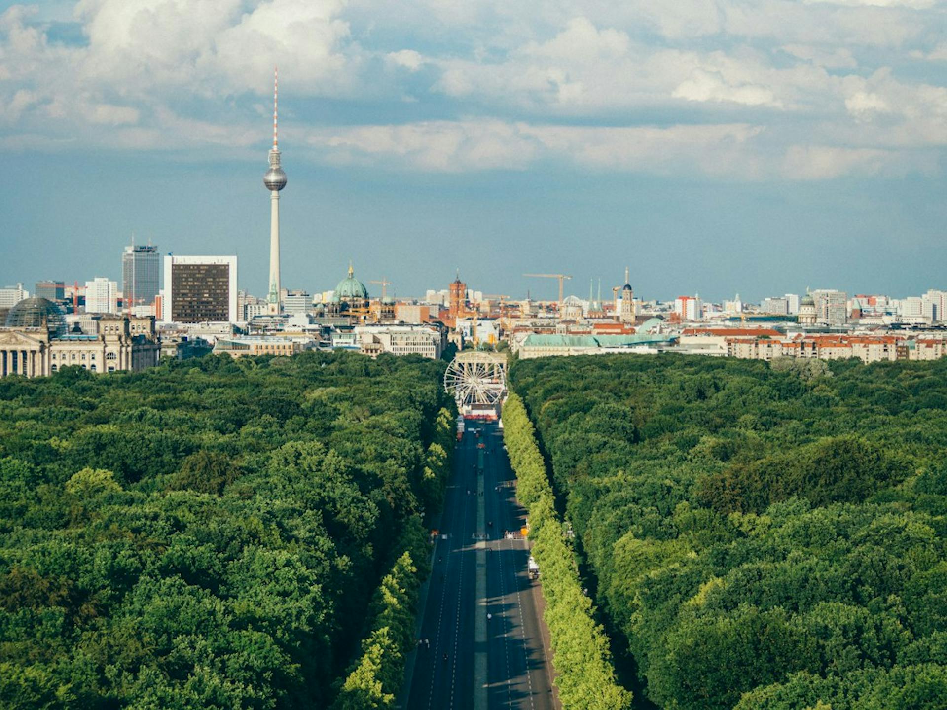 Junge Menschen spazieren an einem grünen Uferweg an der Spree in Berlin (Photo by Adam Vradenburg on Unsplash)