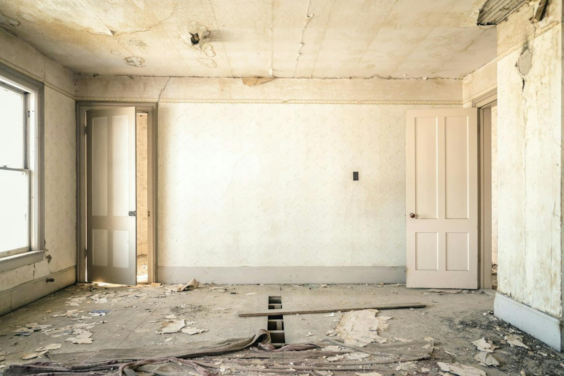 Empty room with peeling walls in need of renovation (Photo by Nolan Issac on Unsplash)