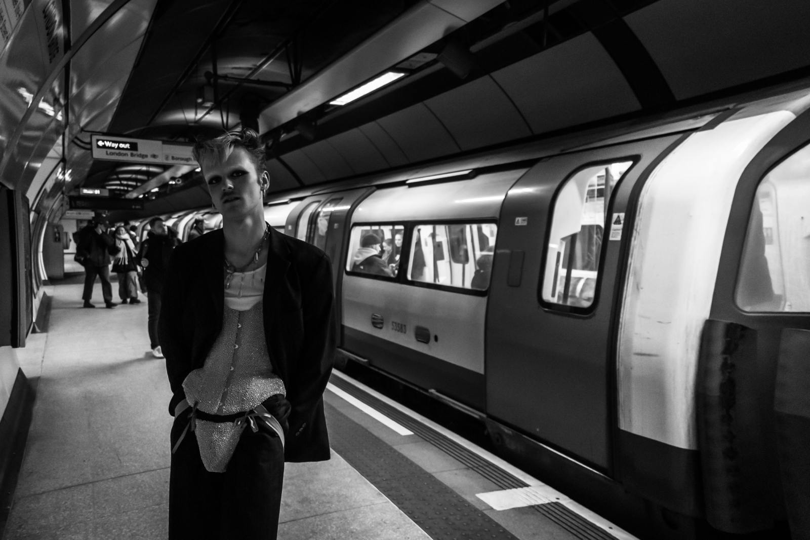 Mlad moški na postaji podzemne železnice.