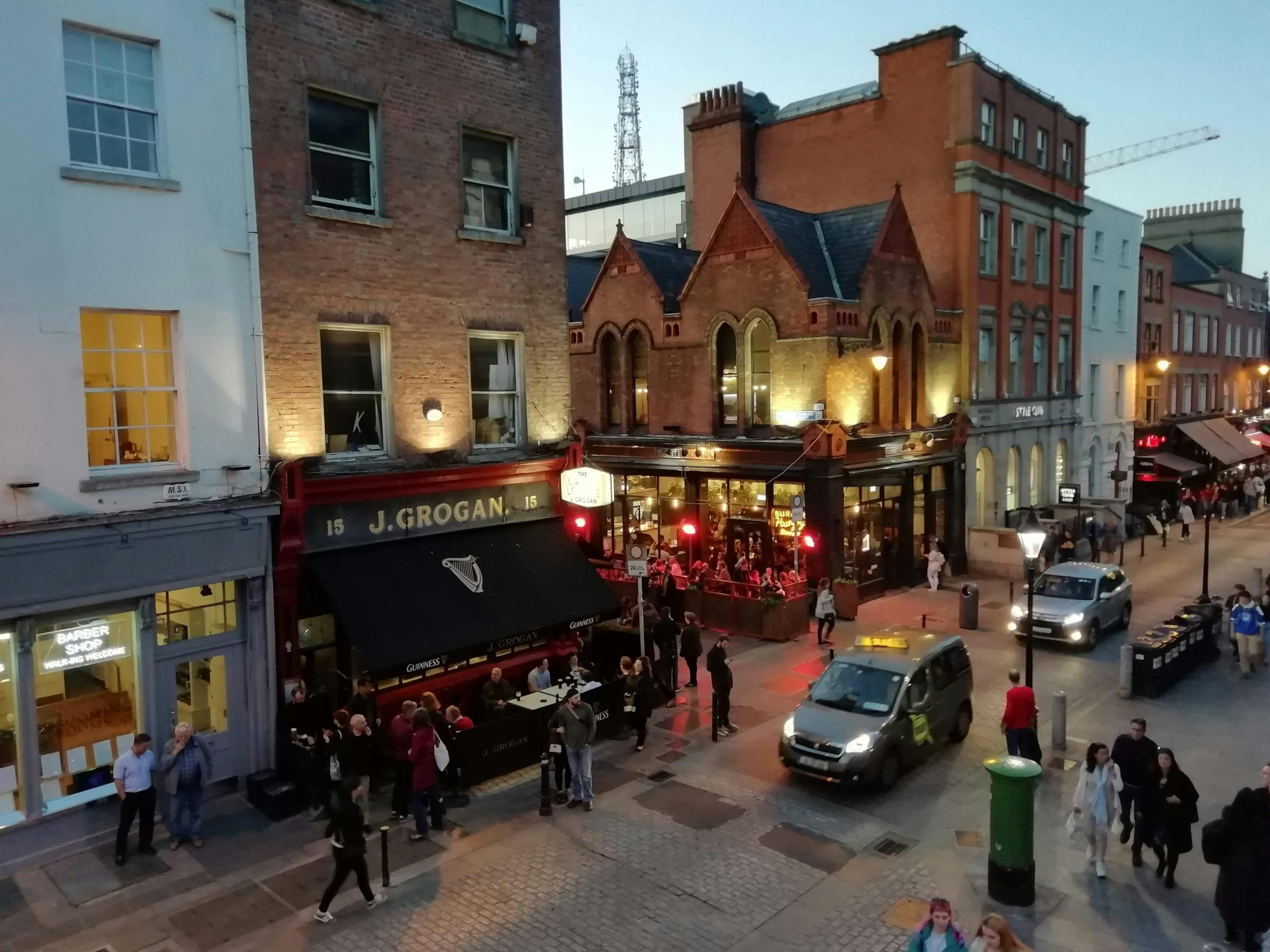 Središče mesta Dublin. Množica ljudi, nekaj avtomobilov.