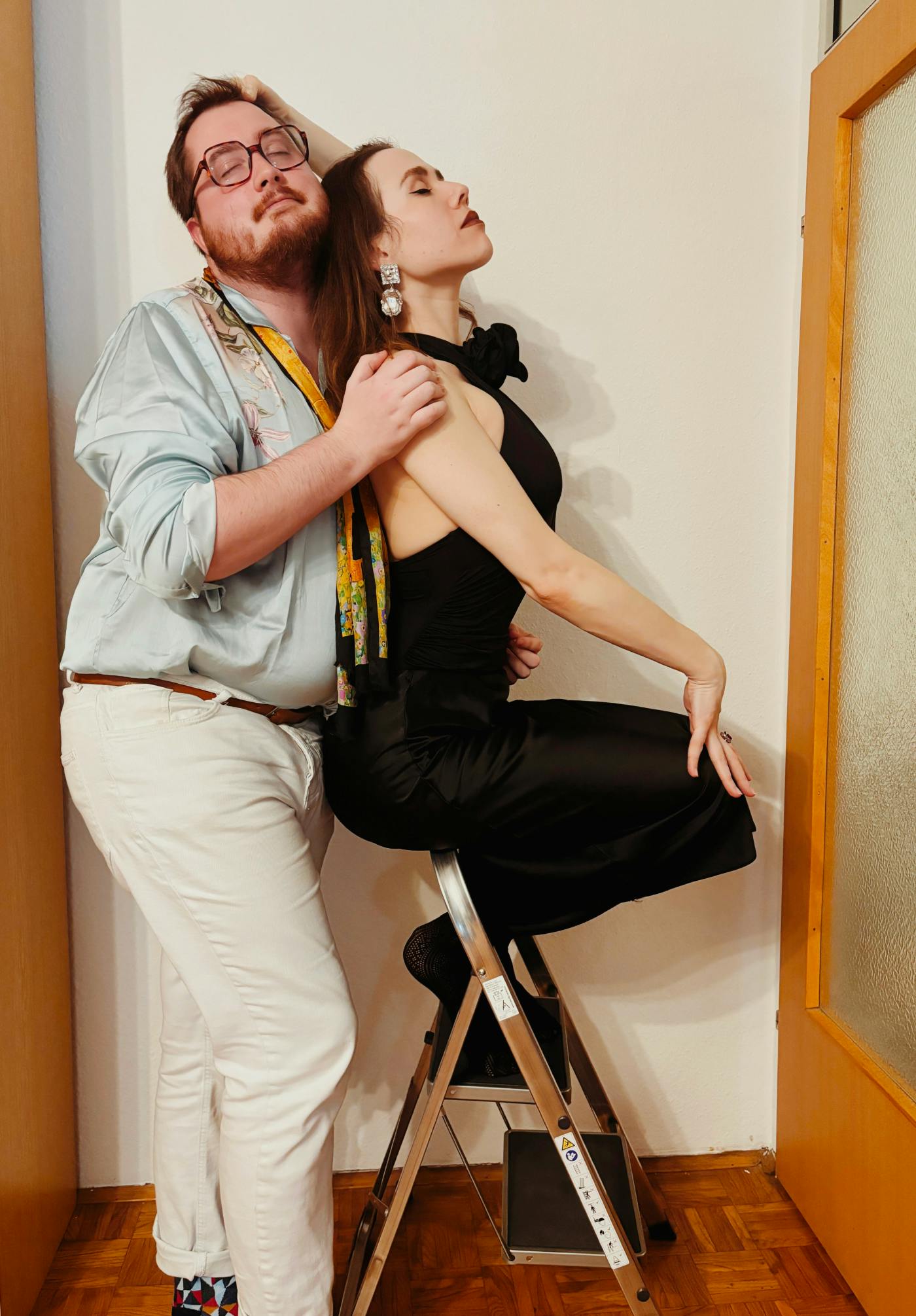 Fotografija avtorjev pogovorov v prispevku, pozirata kot modela