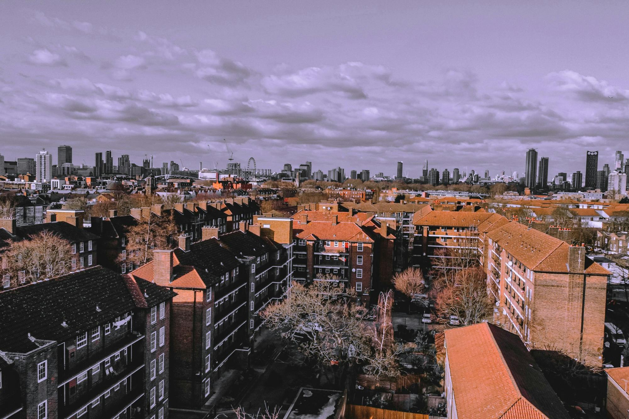 Fotografija mesta s stanovanjskimi bloki, v ozadju stolpnice