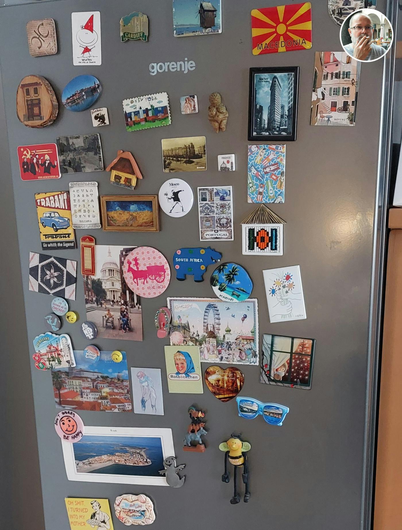 Zunanjost hladilnika, polna turističnih magnetov