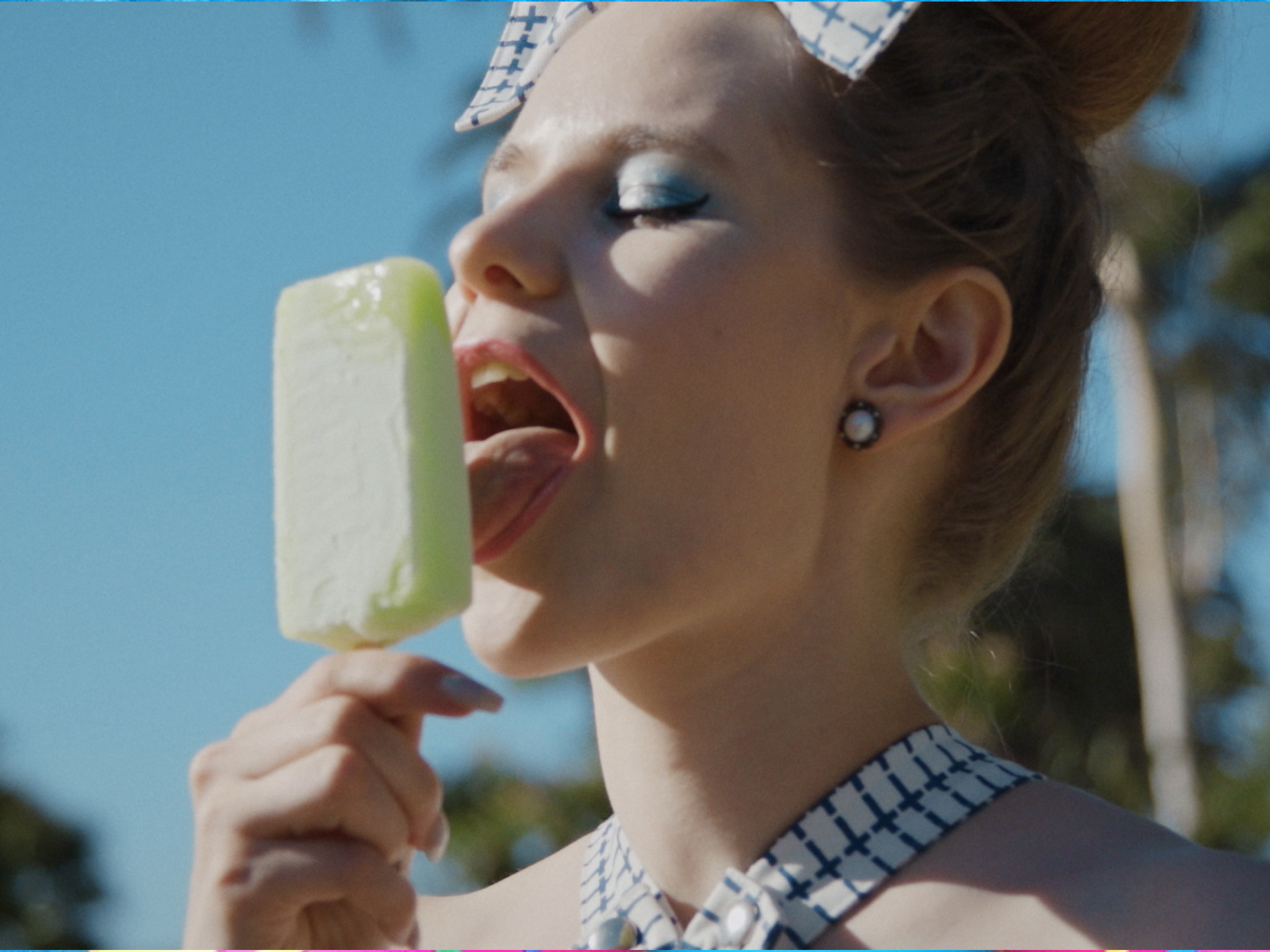 Ženska liže sladoled. Izsek iz serije Ina obožuje porno.